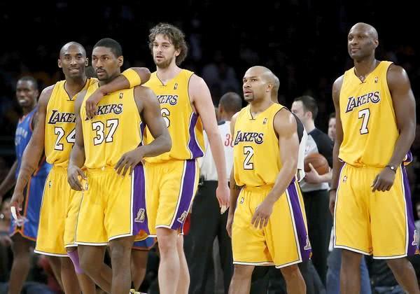 NBA勇士终场争议三分绝杀灰熊终结六连胜登顶西部引热议